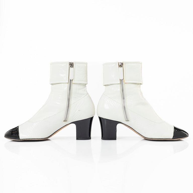 Chanel, ankle boots, size 37C.