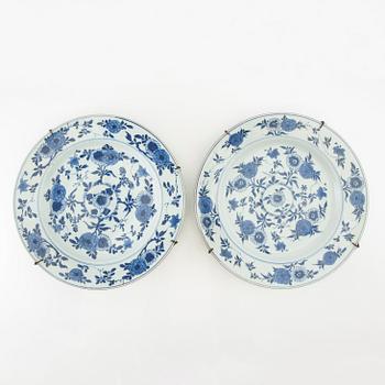 Pair of Chinese dishes, first half of the 18th century, porcelain.