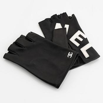 Chanel, a pair of black leather gloves, size 7.