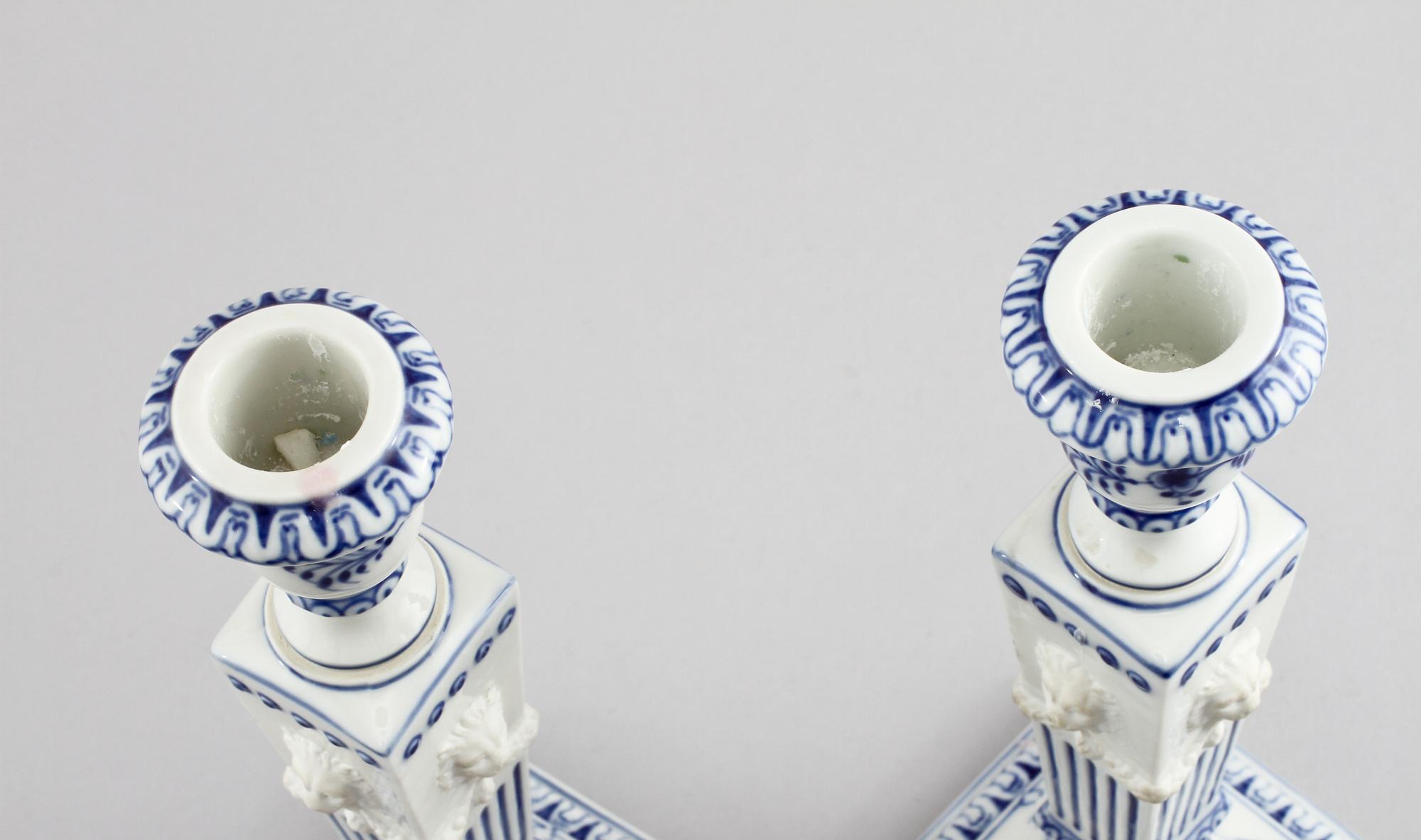 LJUSSTAKAR, ett par, porslin, "Musselmalet" Royal Copenhagen, 1900-tal.