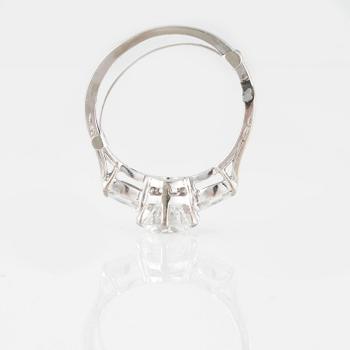 RING, med gammalslipad diamant ca 1.20 ct samt 2 navetteslipade diamanter.