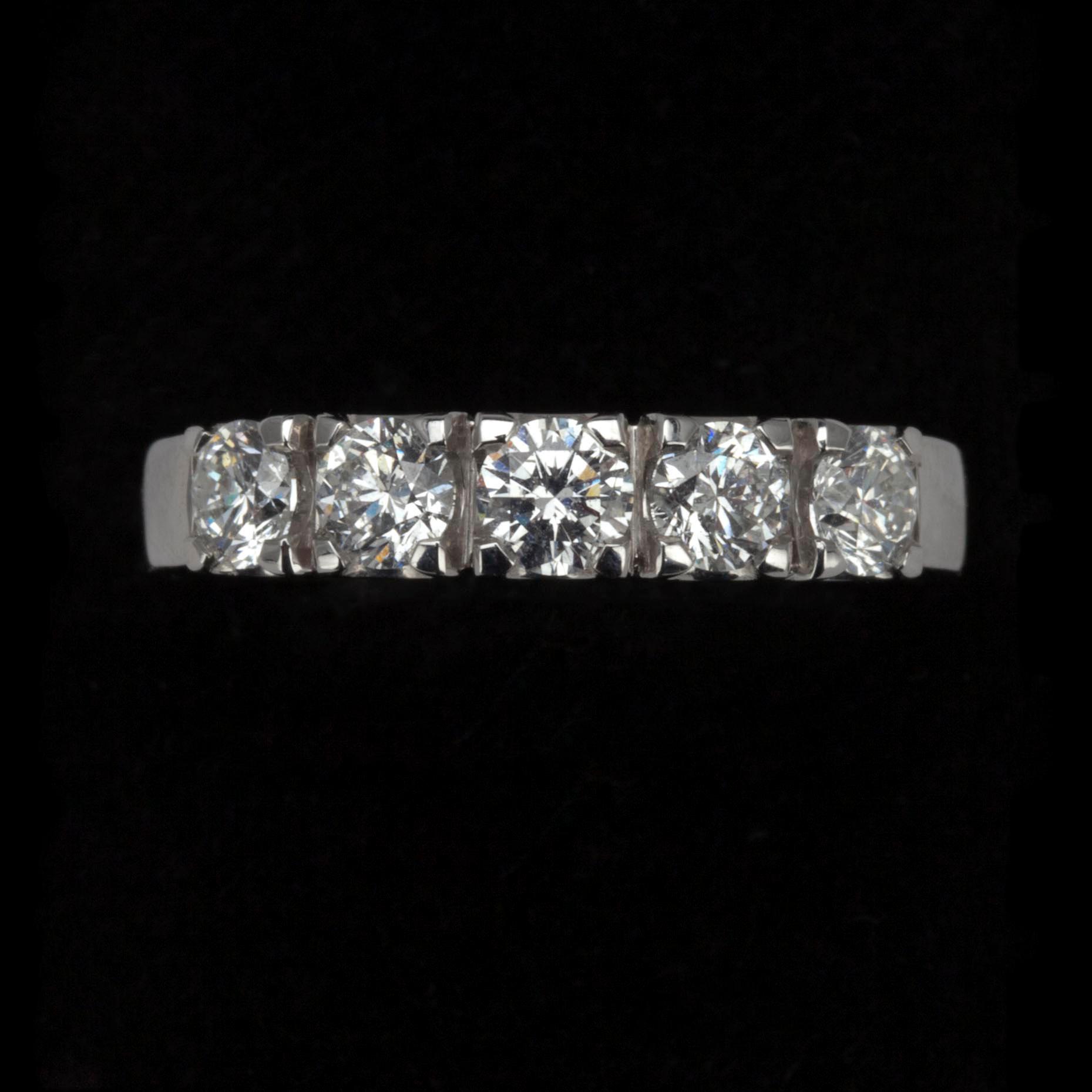 RING, vitguld 18K, 5 x 0,20 ct. Vikt 4,1 g.