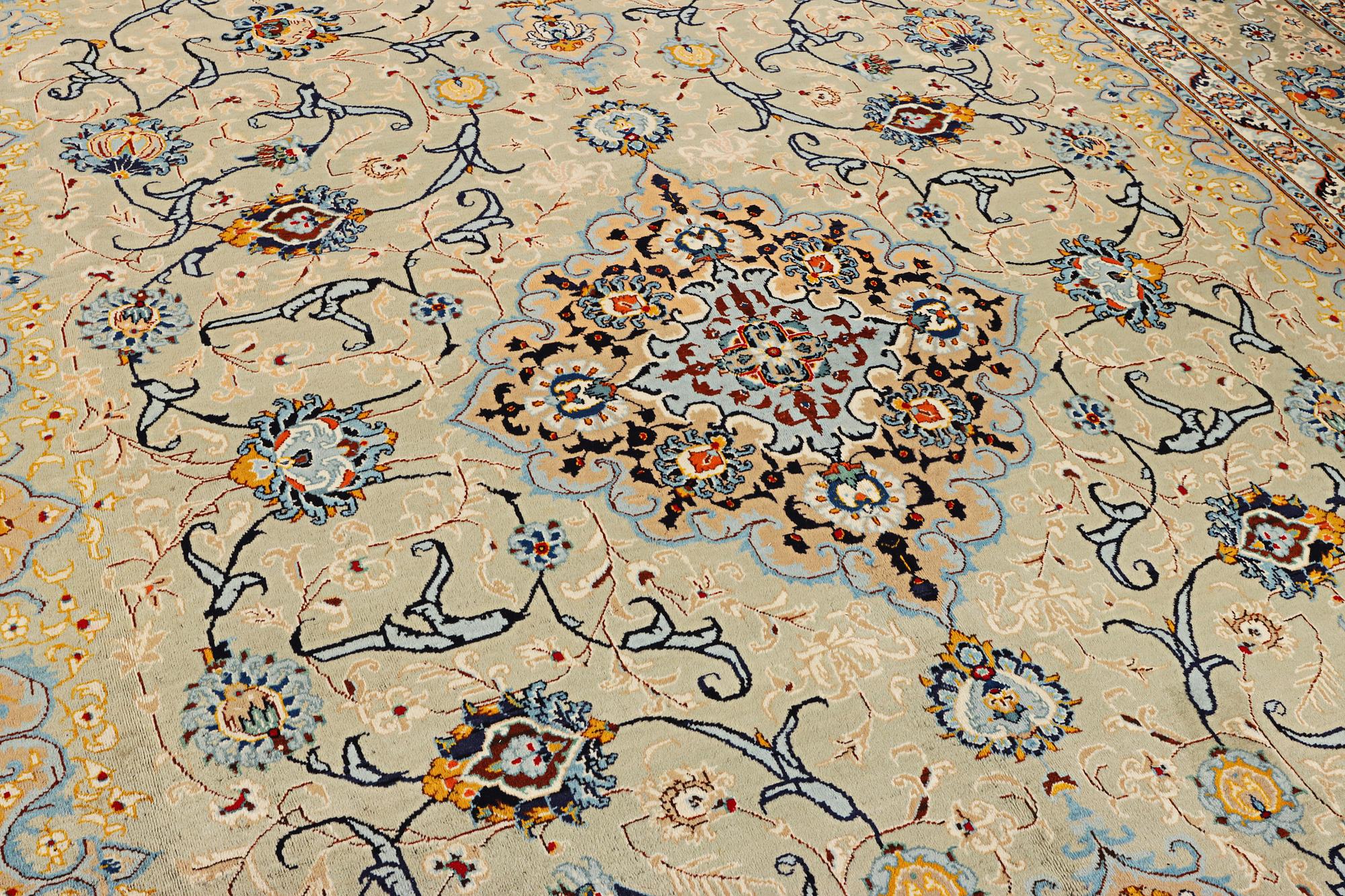 A so called Royal Kashan carpet, c. 468 x 313 cm.