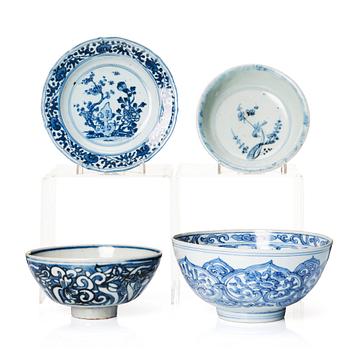 1157. A set with two blue and white bowls and two dishes, Ming dynasty (1368-1644).