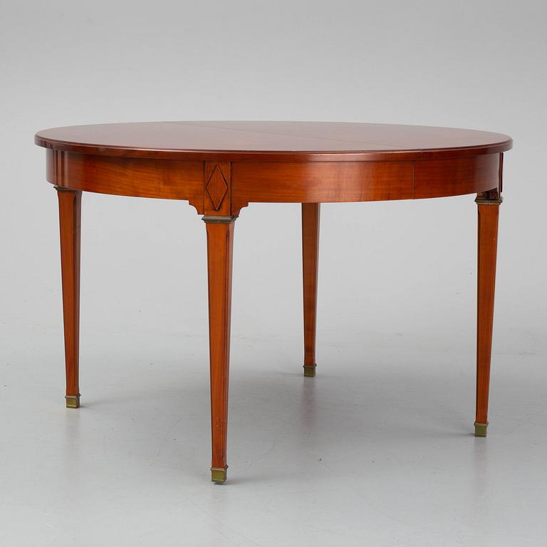 A late 20th century dining table. 3 leaves included.