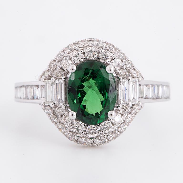 RING, med tsavorit, baguette och briljantslipade diamanter.