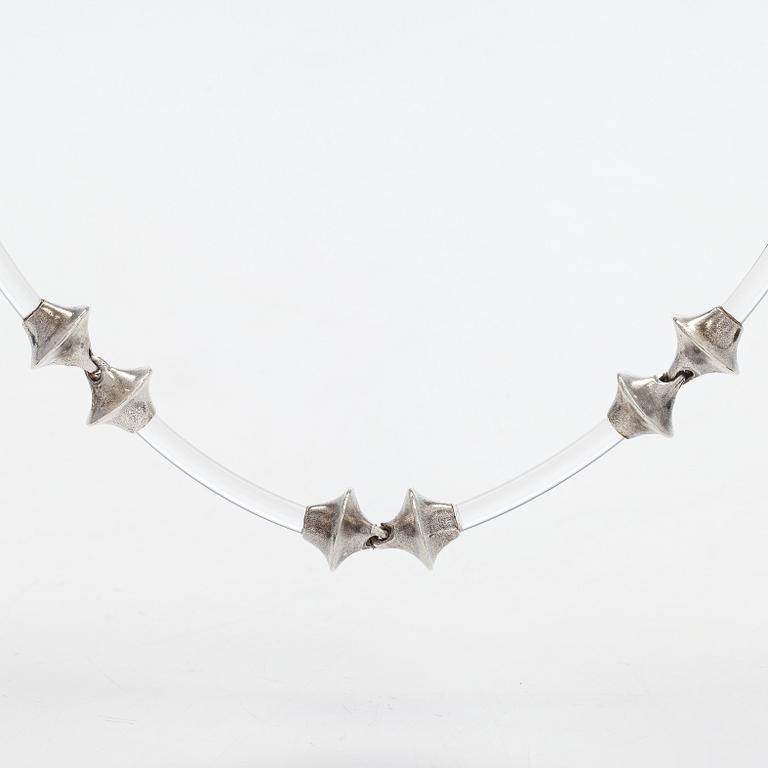 Björn Weckström, kaulakoru, "Destinina", hopeaa, akryylia.