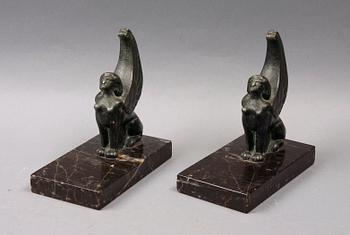 BOKSTÖD, 1 par, sten och patinerad metall, 1900-tal.