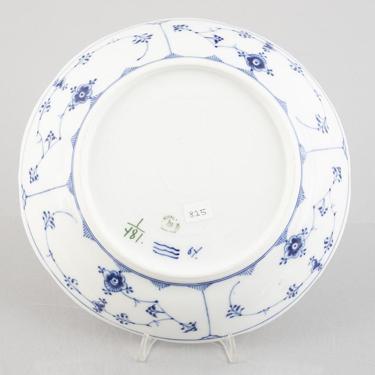 A 'Blue Fluted Plain' / 'Musselmalet rifflet', porcelain serving dish, Royal Copenhagen, modell 481, 1898-1923.