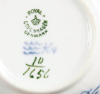 TE OCH KAFFESERVIS, 59 delar, porslin "Blå blomst" Kunglig Dansk.