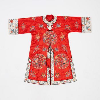 An embroidered Chinese silk robe, first half of the 20th century.