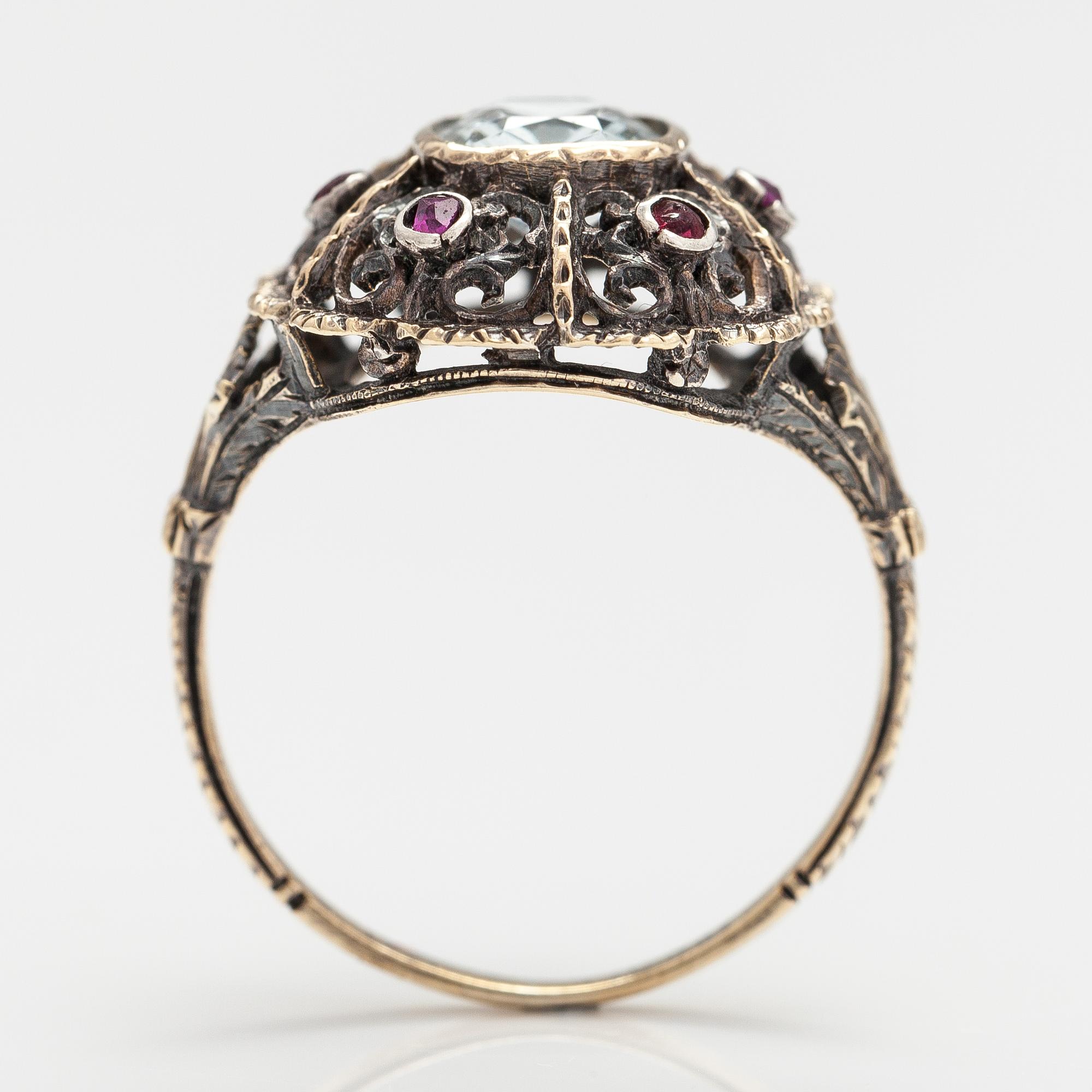 RING, 14K och 18K guld, silver, akvamarong, rubiner och glasstenar.