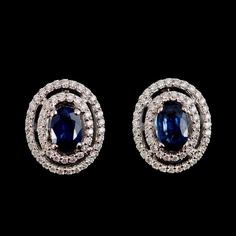 ÖRHÄNGEN, 1 par, 18 k vitguld, blå safirer tot 1.12 ct, diamanter tot 0.38 ct.