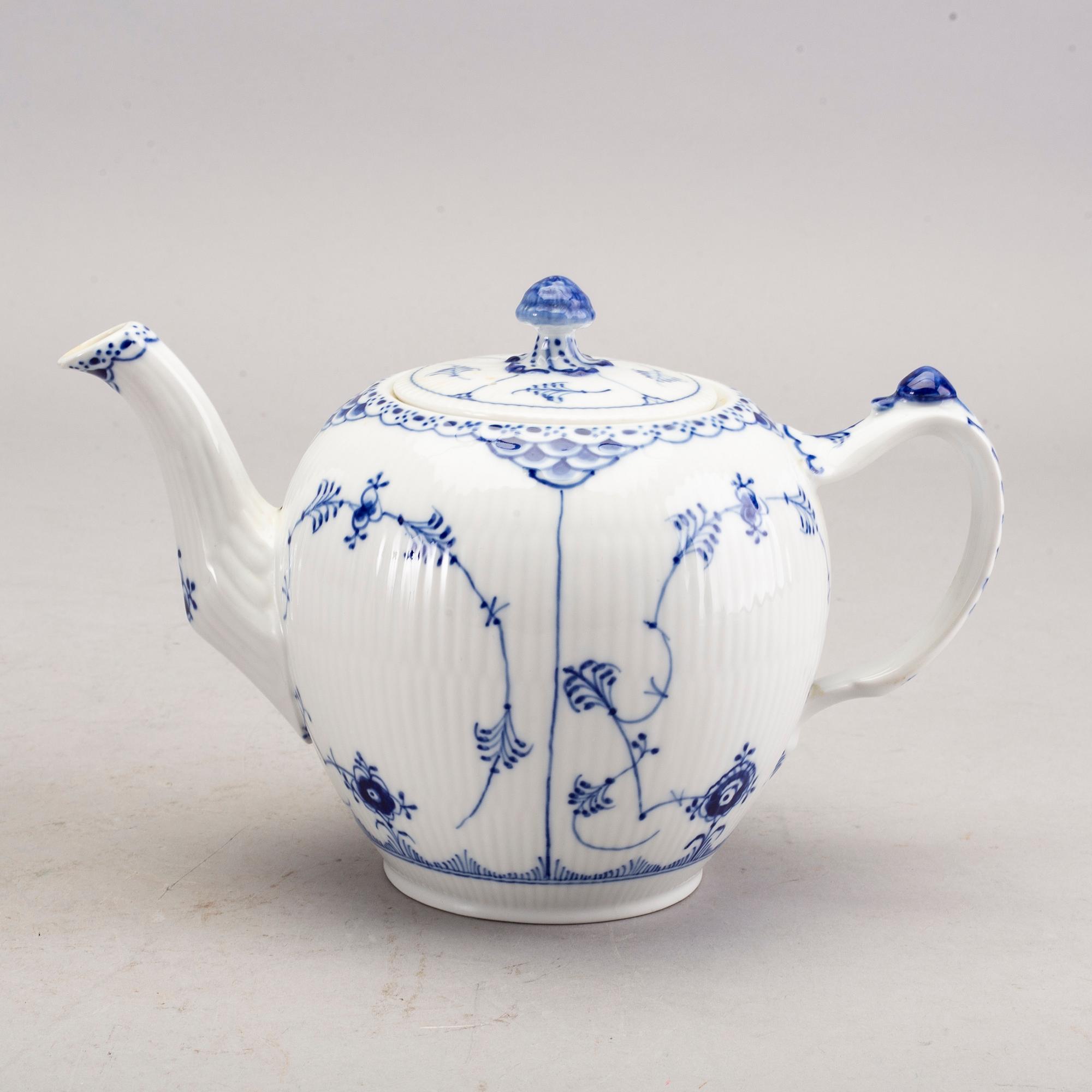 A TEA- AND COFFEESET MUSELMALET ROYAL COPENHAGEN 42 PCS.