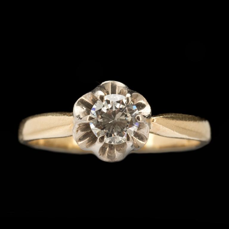 RING, 18k guld- vitguld med briljantslipad diamant ca 0,38ct. Vikt ca 2g.