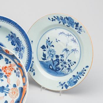 TALLRIKAR, 5 st, porslin, Kina mestadels Qianlong (1736-95).