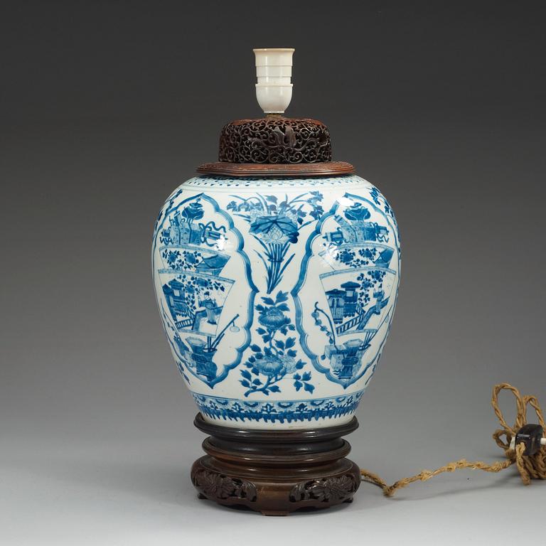 A blue and white jar, Qing dynasty, Kangxi (1662-1722).