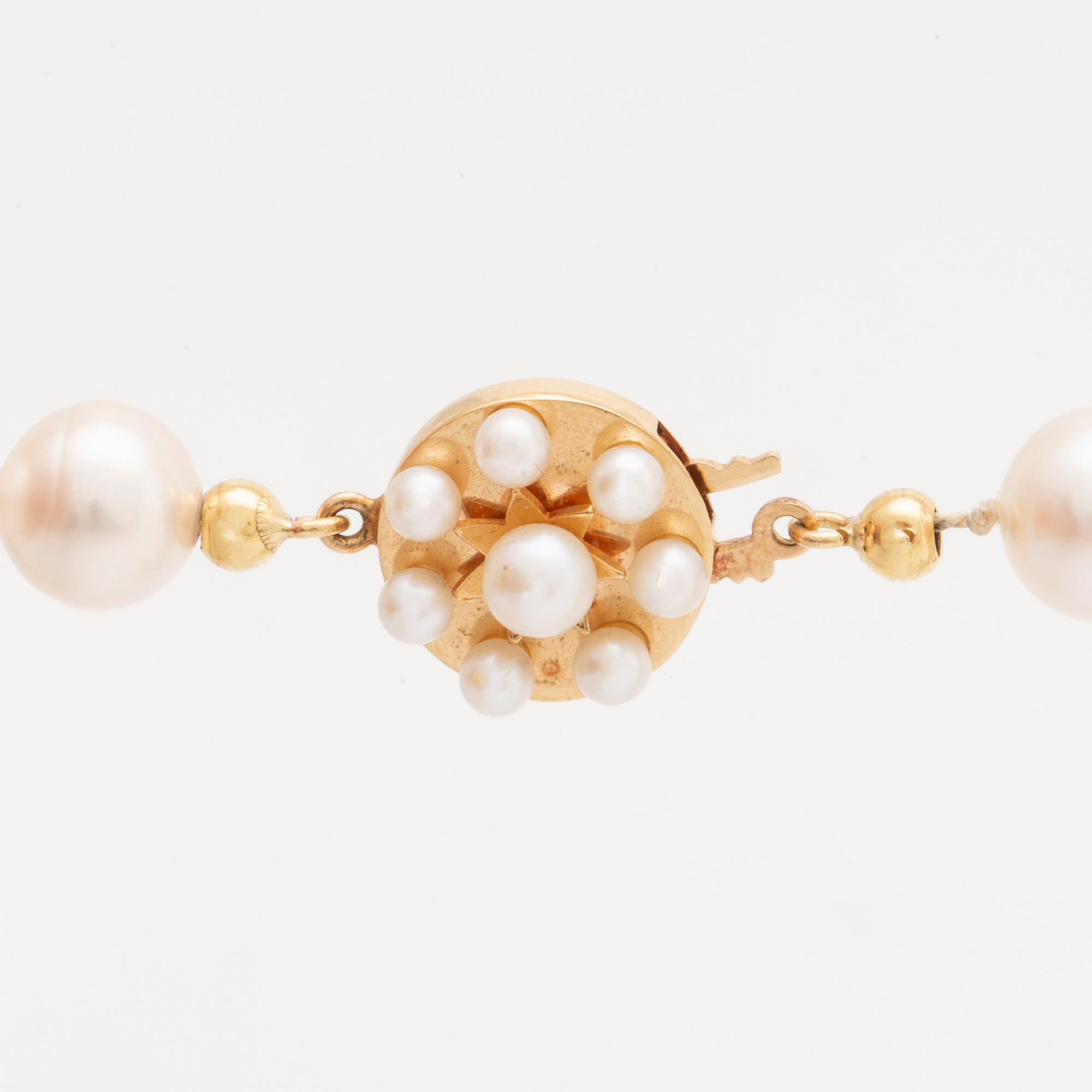 Pearl necklace, cultured pearls approx 8-8,5 mm, clasp 18k gold smaller cultured pearls, Alton Falköping.