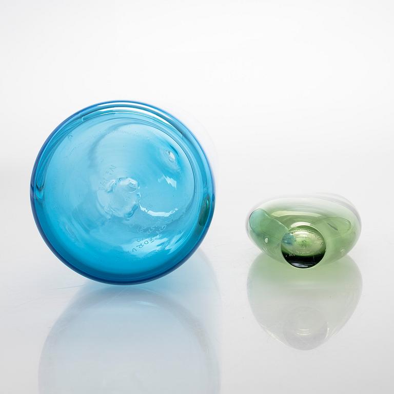 Ristomatti Ratia, flaska och vas, glass, signerade Design Forum Helsinki 1999 RM Ratia.