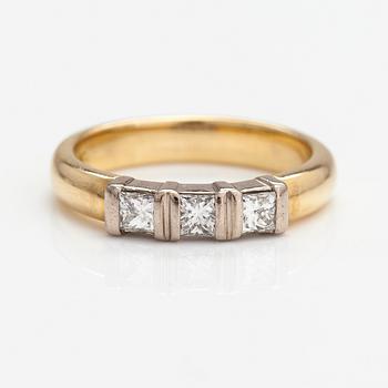 Sormus, 18K kultaa, princesshiottuja timantteja n. 0.39 ct yht. Kultakeskus, Tampere 2007.
