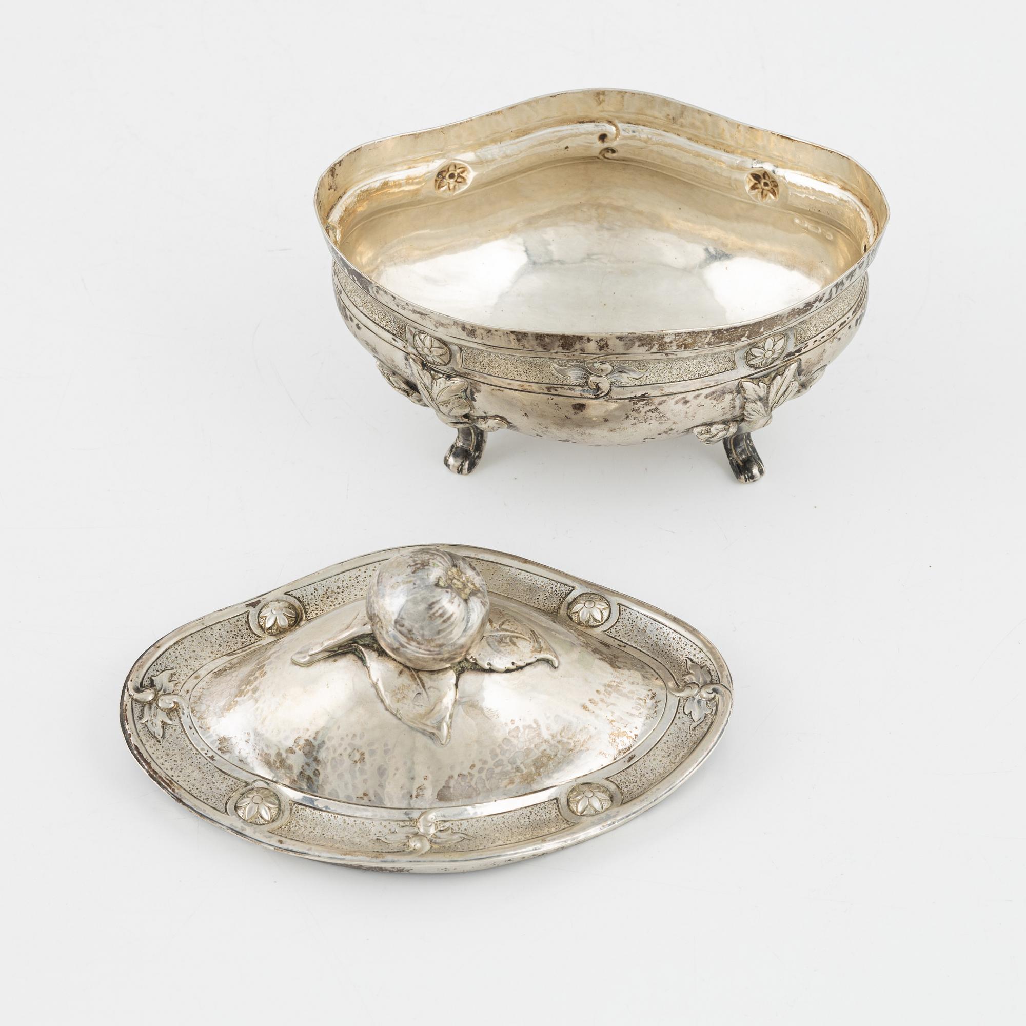 Sockerskål med lock, rokokostil, silver, svenska importstämplar samt Firma Carl Fredrik Carlman, Stockholm, 1927.