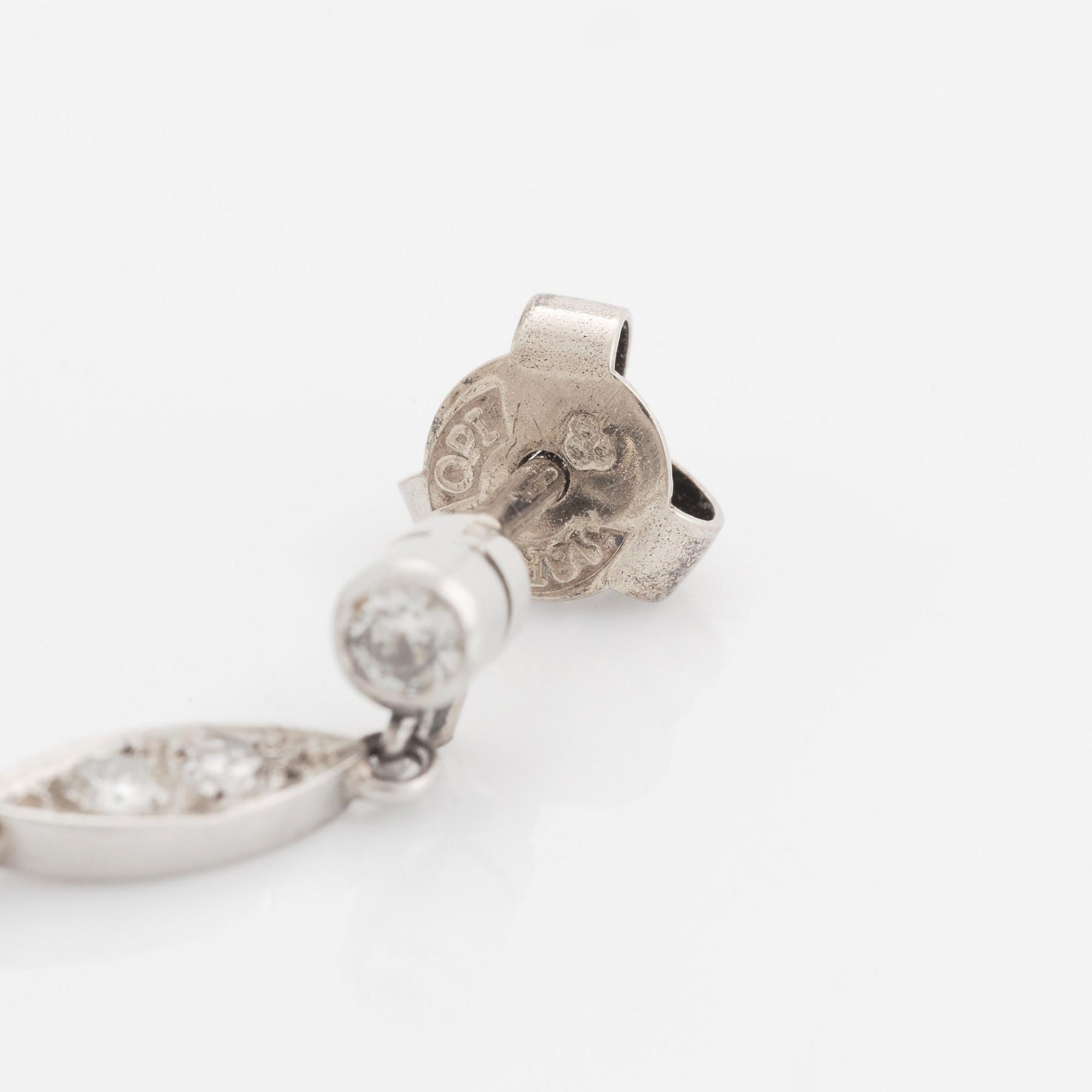 Ett par örhängen 18K vitguld med fasettslipade droppformade akvamariner.