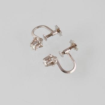 ÖRHÄNGEN, 18K vitguld, med briljantslipad diamanter, 0.40 ct, Opifors, Falköping. Vikt 1.9 g.
