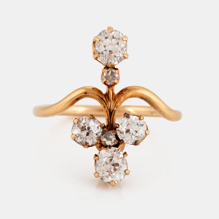 A 14K gold ring set with old- and rose-cut diamonds with a total weight of ca 0.75 ct.