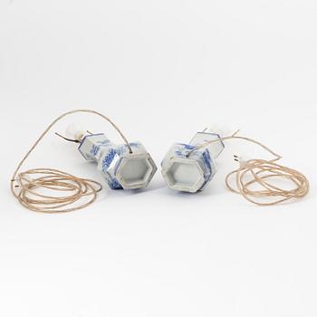 Bordslampor, ett par, porslin, Seto, Japan, Meiji, omkring 1900.