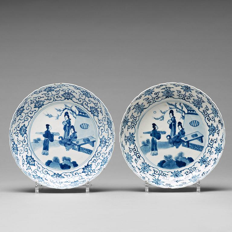 SKÅLFAT, två stycken, porslin. Qingdynastin, Kangxi (1662-1722).
