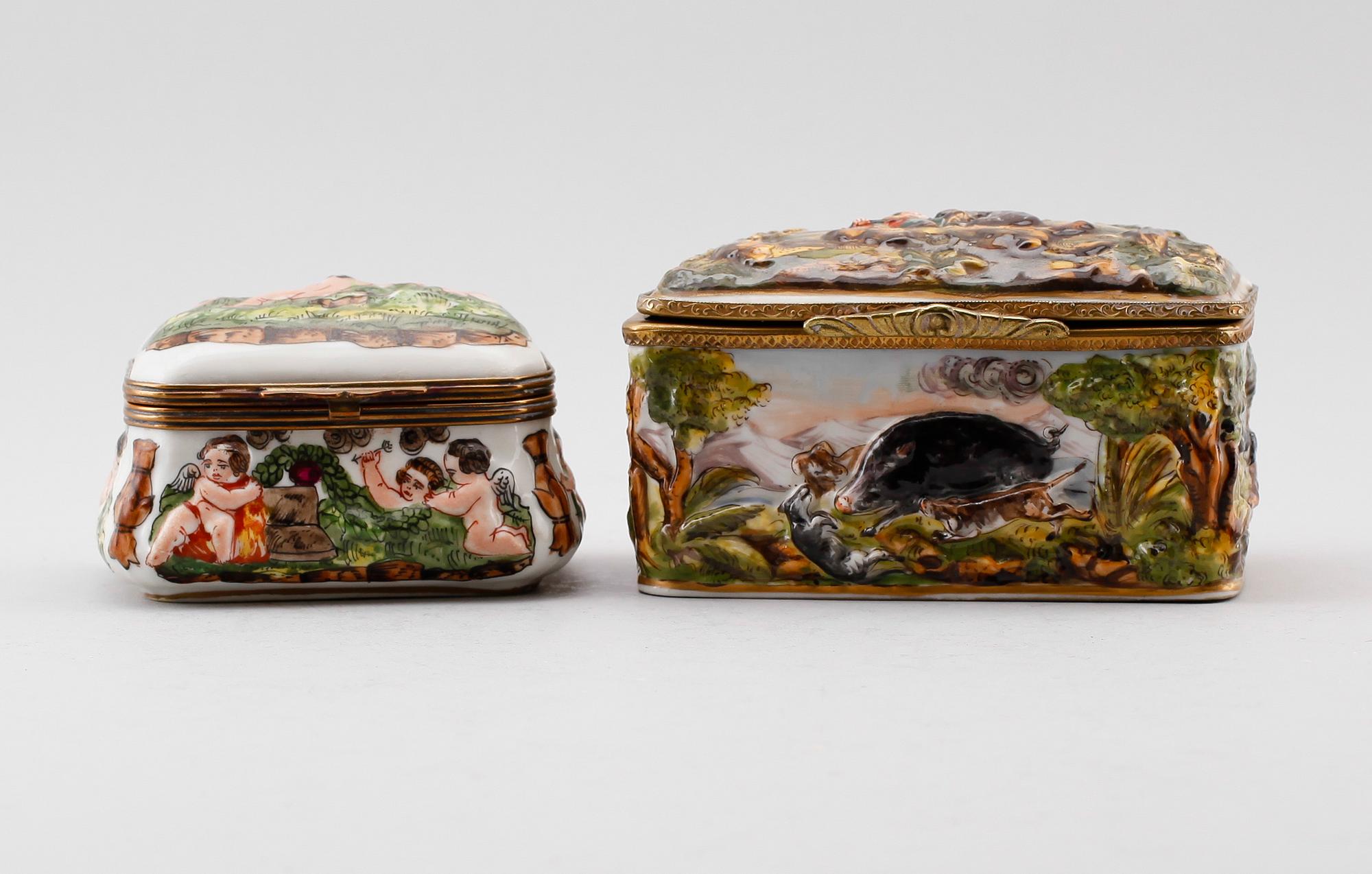 DOSOR, 2 st, porslin, Neapel, Italien, 1900-talets andra hälft.