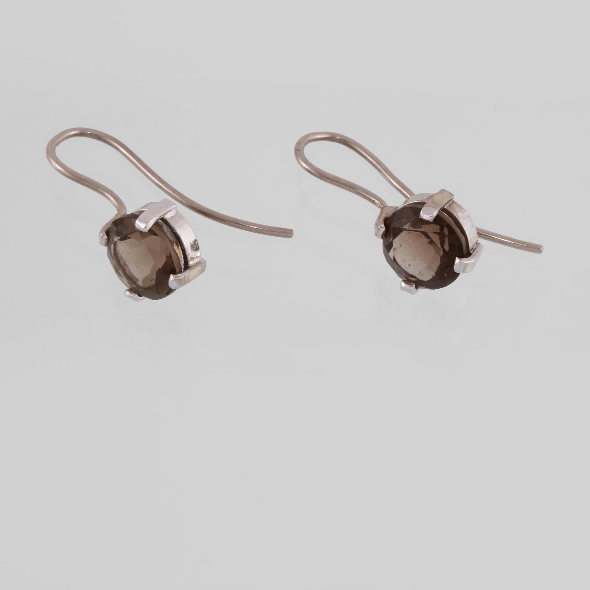 ÖRHÄNGEN, 18K vitguld med fasettslipad rökkvarts. Vikt 3,7 gram.