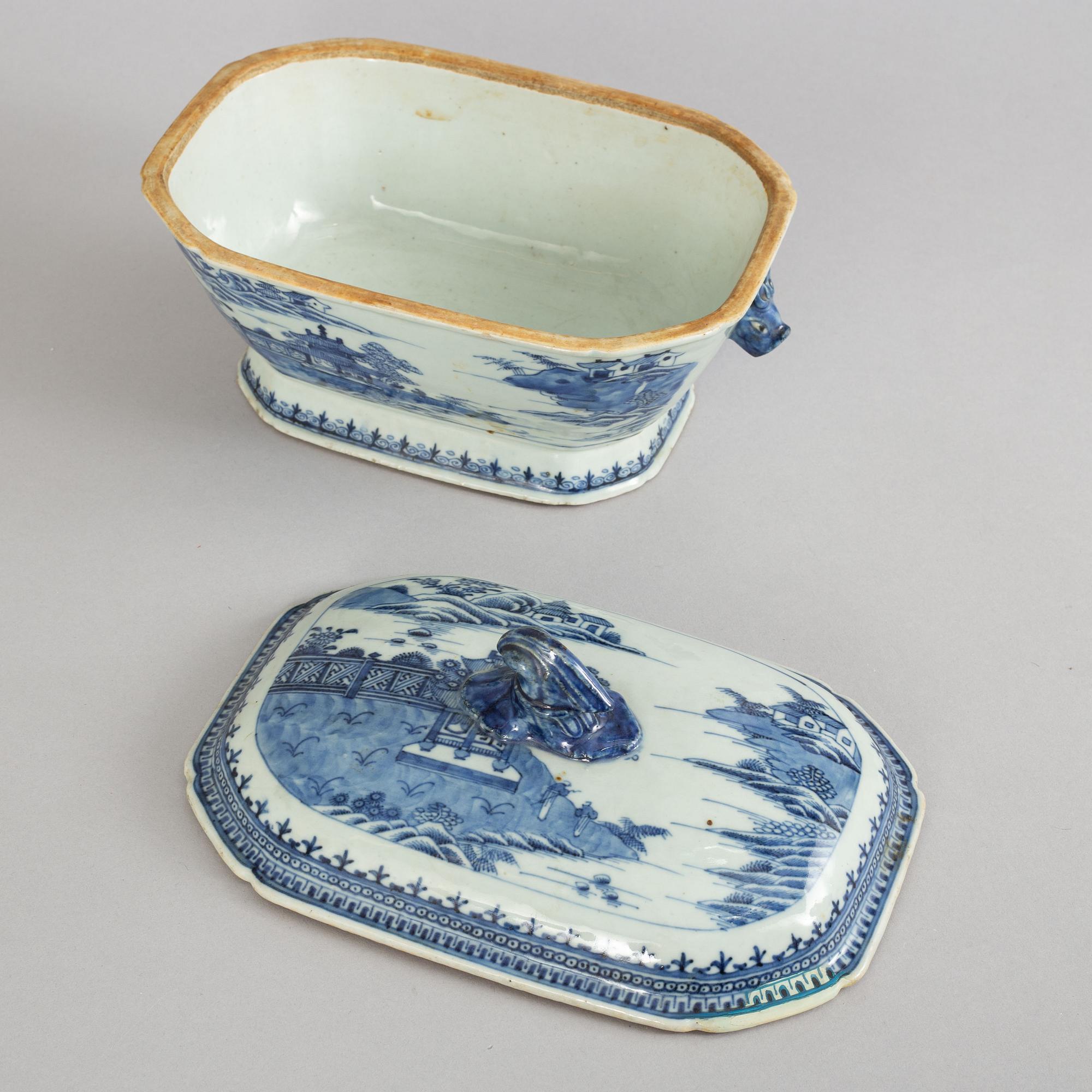 Terrin med lock, kompaniporslin. Qingdynastin, Qianlong (1736-95).