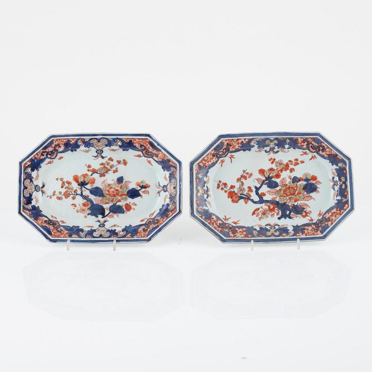 A pair of imari dishes, Qing dynasty, 18th Century.