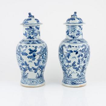 Vaser, ett par, porslin, Kina, 1900-tal.