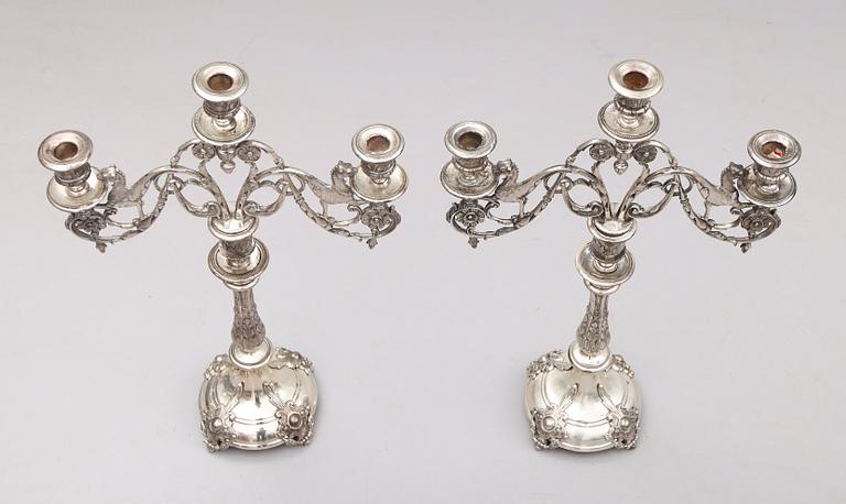 KANDELABRAR, 1 par, nysilver, omkring år 1900.