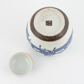 A blue and white porcelain ginger jar, 19th century.