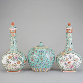 VASER ett par samt URNA, porslin, Kina, omkring sekelskiftet 1900 respektive modern tillverkning.