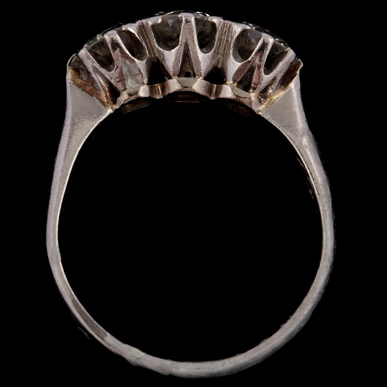 RING, platina med 3 äldre briljantslipade diamanter, tot 1.55 ct, Bengt Hansson & Co, Göteborg, 1948. Vikt 4 g.