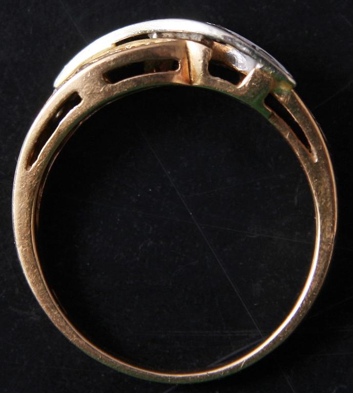 RING, 18K guld med briljanter.