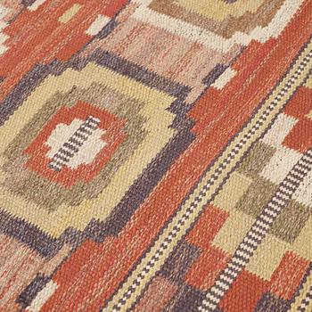 CARPET. "Röda åttan". Flat weave. 347,5 x 259 cm. Signed MMF.