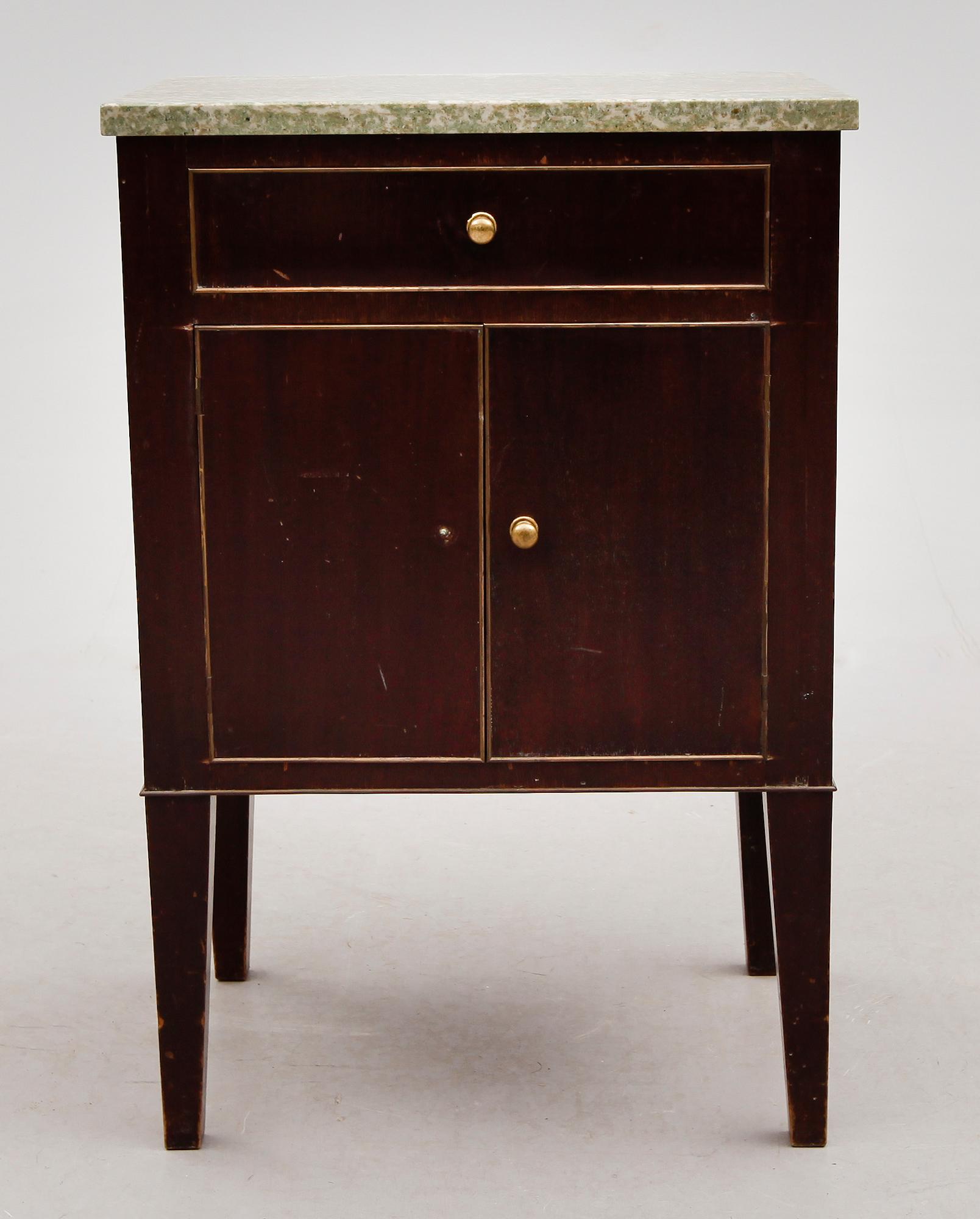 POTTSKÅP, gustaviansk stil, 1900-talets första hälft.