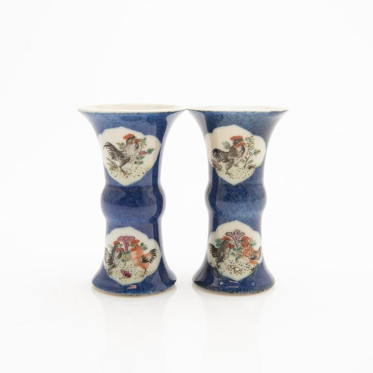 A lot comprising 3 pieces of porcelain, China, Qing dynasty, late 19th/20th century.