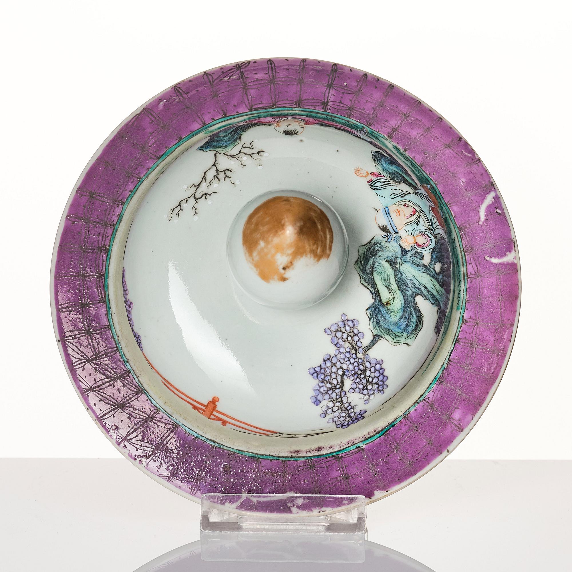 A famille rose jar with cover, late Qing dynasty, circa 1900.