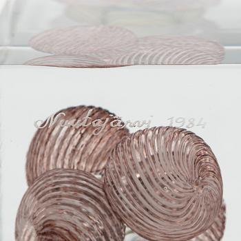 Oiva Toikka, vuosikuutio, signeerattu Oiva Toikka, Nuutajärvi 1984, numeroitu 188/2000.