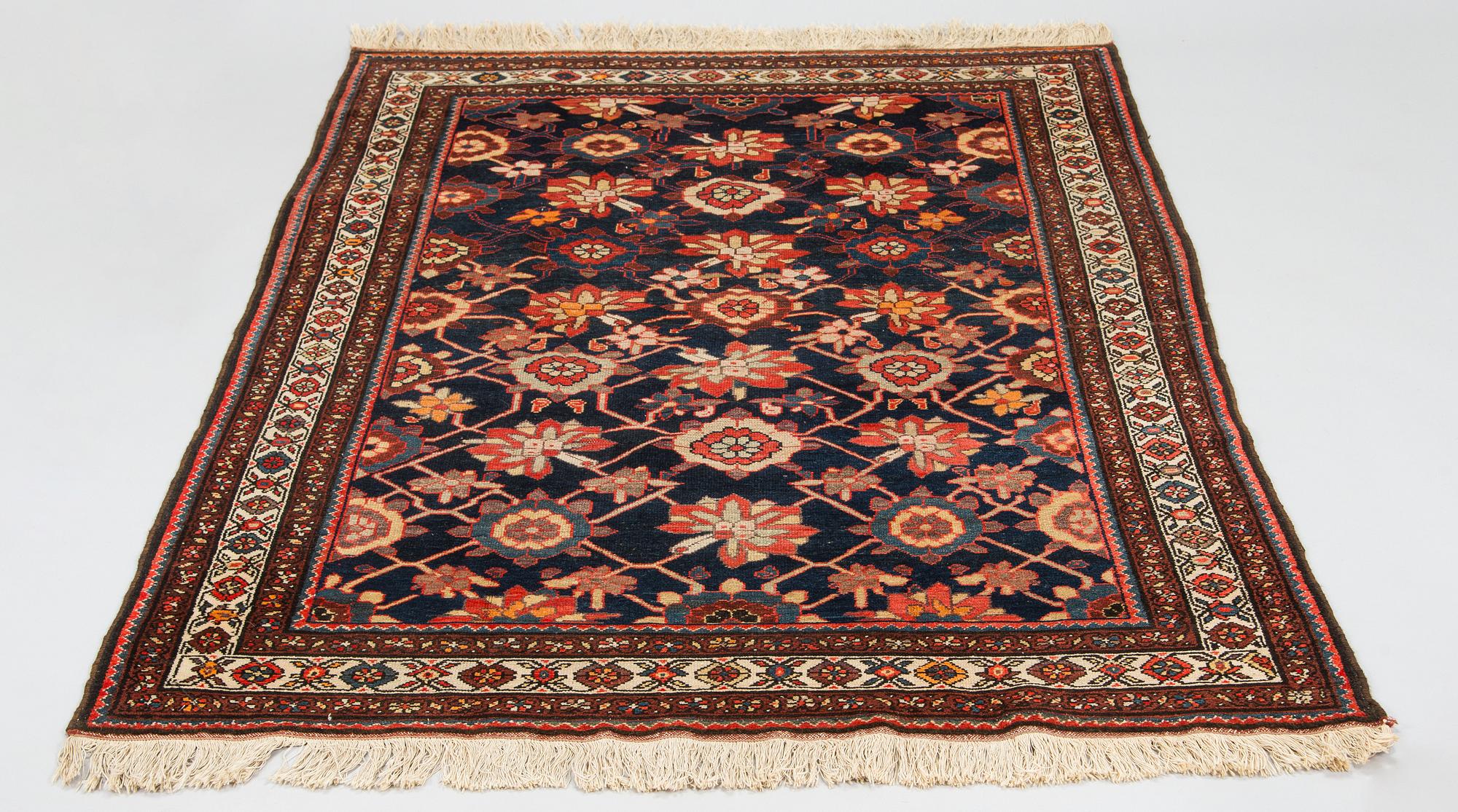 A Hamadan rug of 'Mina Khani design'. Circa 197 x 131 cm.