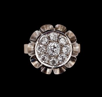 RING, 18k vitguld med gammal- o briljantslipade diamanter en ca0,20ct samt 8 tot ca0,40ct. OPH, Norrtälje,1987.Vikt5,5g.