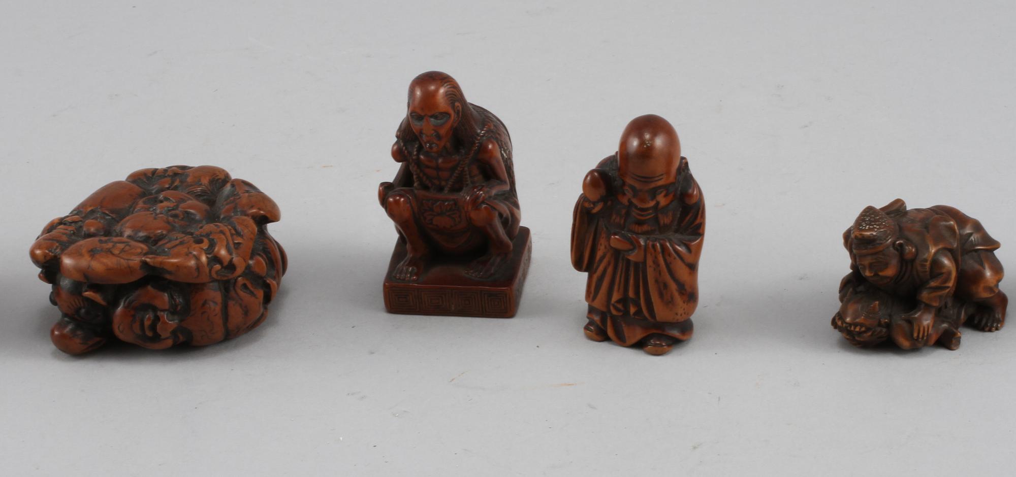 NETSUKES, 8 st, trä, Japan, Meiji (1868-1912).