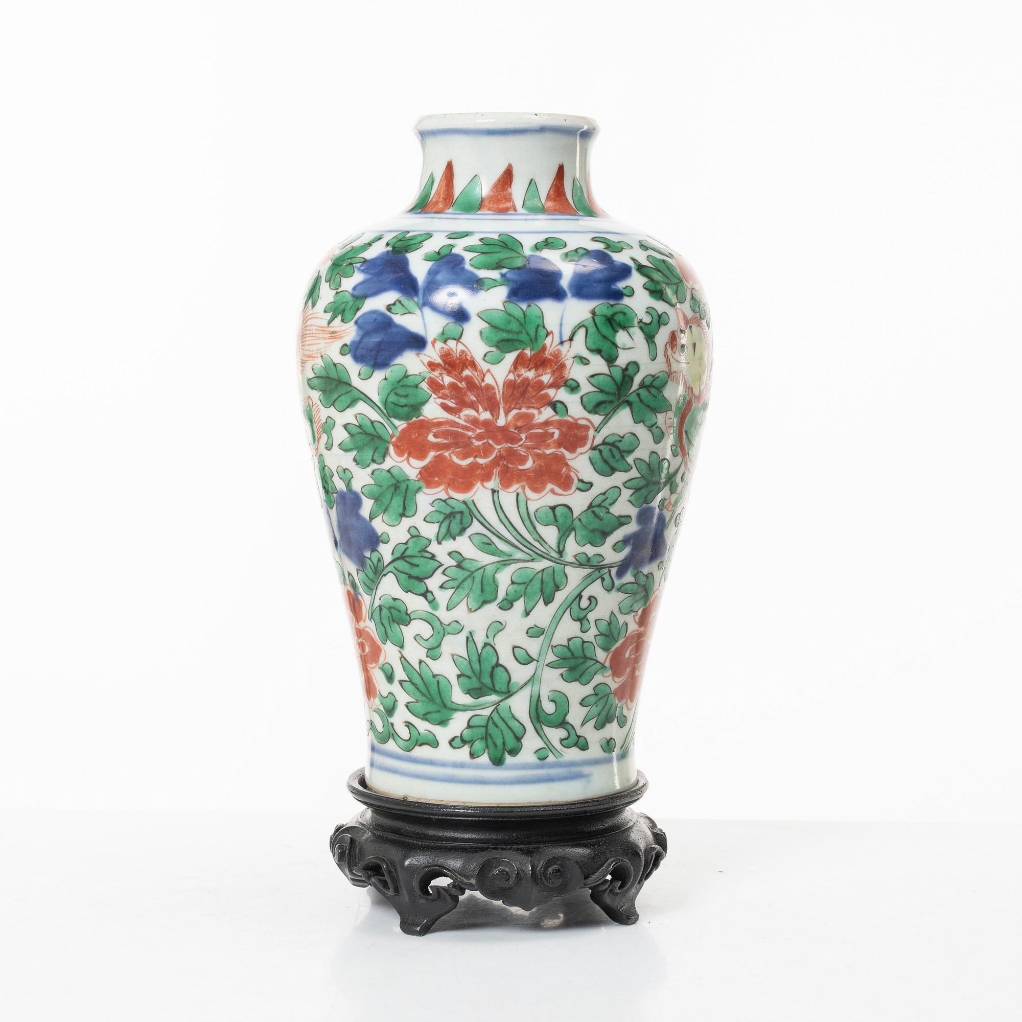 A wucai decorated vase, Transition, 17th century.