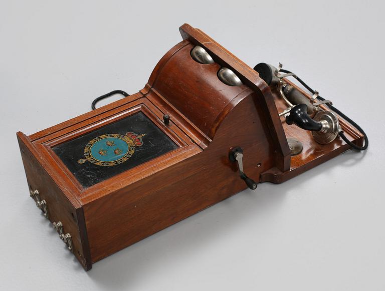 VÄGGTELEFON, Telegrafverkets verkstad, Nynäshamn, omkring sekelskiftet 1800/1900.